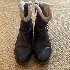 Born leather boot with Shearling